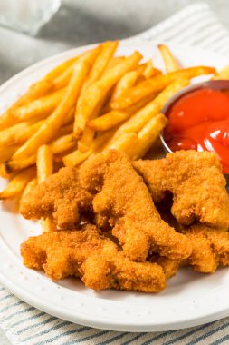 Patates kızartması ve ketçaplı sağlıklı çocuk dinozor tavuk nuggetları.