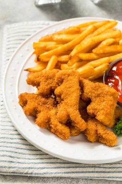 Patates kızartması ve ketçaplı sağlıklı çocuk dinozor tavuk nuggetları.