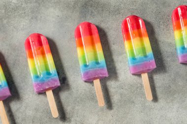 Tatlı Yaz Gökkuşağı Dondurması Farklı Meyve Lezzetleriyle