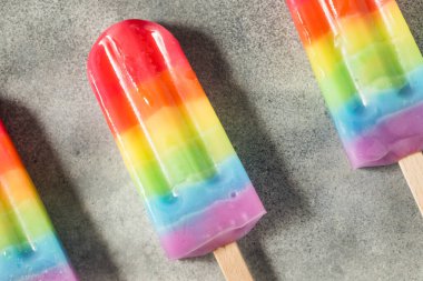 Tatlı Yaz Gökkuşağı Dondurması Farklı Meyve Lezzetleriyle