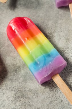 Tatlı Yaz Gökkuşağı Dondurması Farklı Meyve Lezzetleriyle