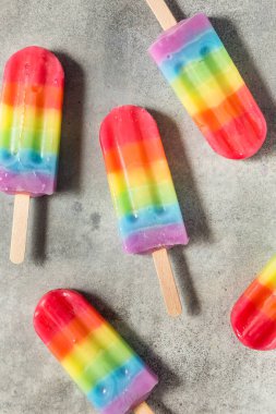 Tatlı Yaz Gökkuşağı Dondurması Farklı Meyve Lezzetleriyle