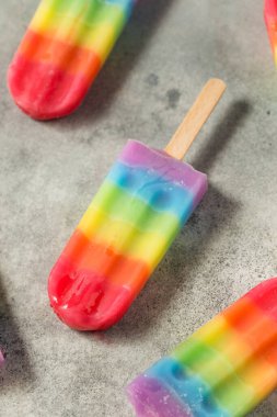 Tatlı Yaz Gökkuşağı Dondurması Farklı Meyve Lezzetleriyle