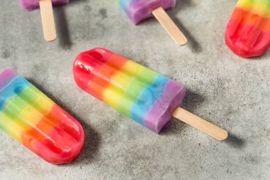 Tatlı Yaz Gökkuşağı Dondurması Farklı Meyve Lezzetleriyle