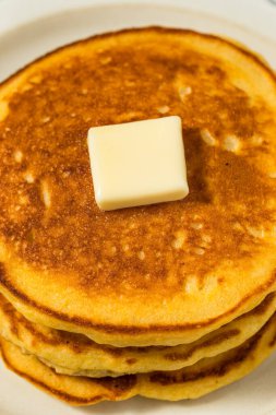 Ev yapımı mısır keki, tereyağı ve şuruplu gözleme.