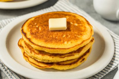 Ev yapımı mısır keki, tereyağı ve şuruplu gözleme.