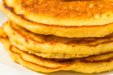 Ev yapımı mısır keki, tereyağı ve şuruplu gözleme.