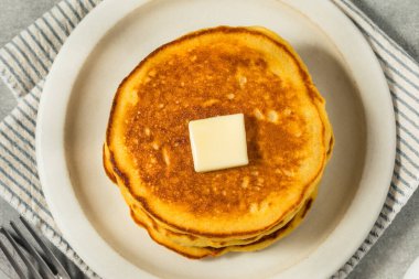 Ev yapımı mısır keki, tereyağı ve şuruplu gözleme.