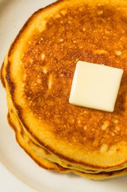 Ev yapımı mısır keki, tereyağı ve şuruplu gözleme.