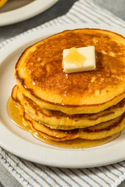 Ev yapımı mısır keki, tereyağı ve şuruplu gözleme.