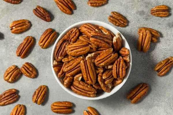 Kase içinde organik çiğ ceviz.