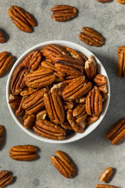 Kase içinde organik çiğ ceviz.