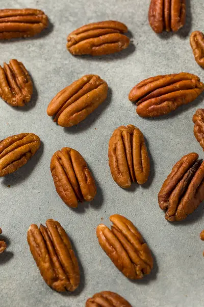 Kase içinde organik çiğ ceviz.