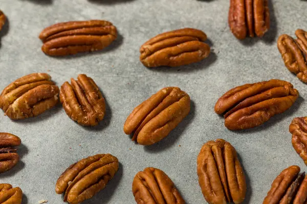 Kase içinde organik çiğ ceviz.