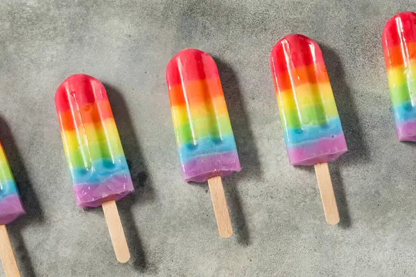 Tatlı Yaz Gökkuşağı Dondurması Farklı Meyve Lezzetleriyle