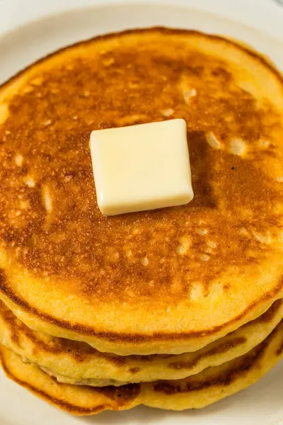 Ev yapımı mısır keki, tereyağı ve şuruplu gözleme.