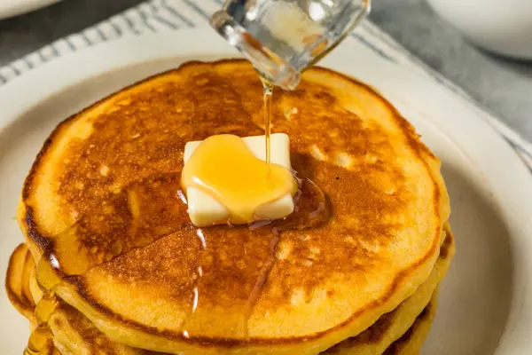 Ev yapımı mısır keki, tereyağı ve şuruplu gözleme.