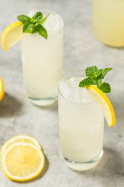 Şekerli ve naneli soğuk limonata.