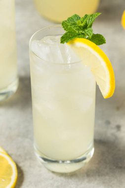 Şekerli ve naneli soğuk limonata.