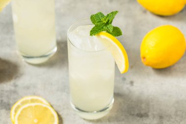 Şekerli ve naneli soğuk limonata.