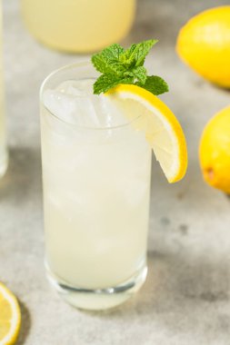 Şekerli ve naneli soğuk limonata.