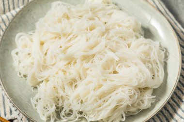 Kase içinde Asya pirinci Vermicelli Eriştesi.