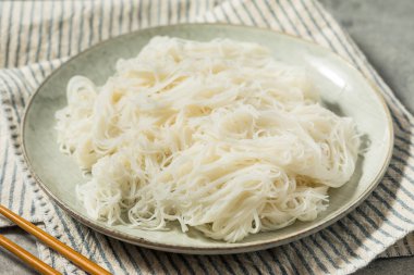 Kase içinde Asya pirinci Vermicelli Eriştesi.