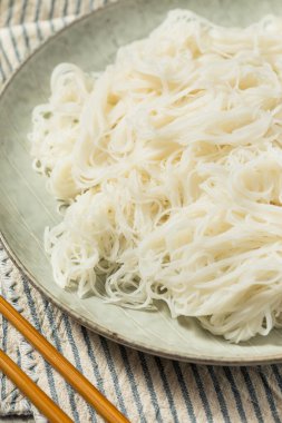 Kase içinde Asya pirinci Vermicelli Eriştesi.