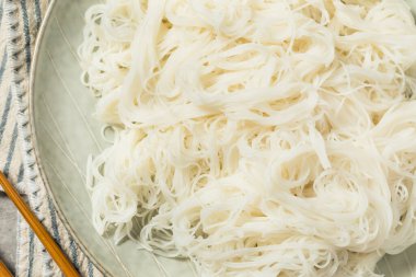 Kase içinde Asya pirinci Vermicelli Eriştesi.