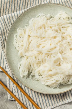 Kase içinde Asya pirinci Vermicelli Eriştesi.