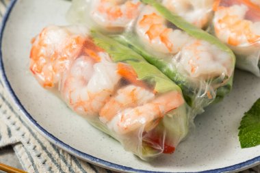 Ev yapımı Vietnam Karidesi Marul ve Sebzeli Bahar Rolls