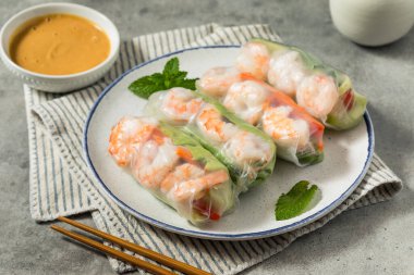 Ev yapımı Vietnam Karidesi Marul ve Sebzeli Bahar Rolls
