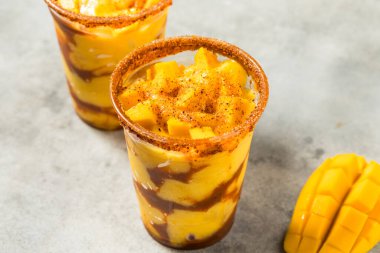 Sağlıklı Donmuş Mango Mangonada Kokteyli Chamoy Spice ile