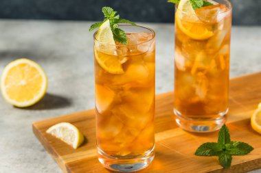 Limon ve nane şekerli soğuk buzlu çay.