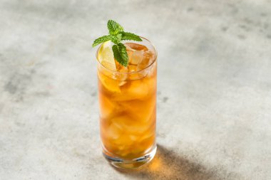 Limon ve nane şekerli soğuk buzlu çay.
