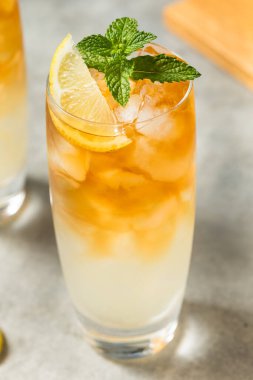 Limon ve naneli buzlu çay ve limonata.