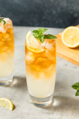 Limon ve naneli buzlu çay ve limonata.