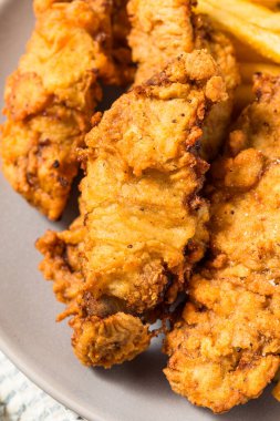 Ev yapımı Idaho Parmak Bifteği ve patates kızartması.