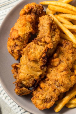 Ev yapımı Idaho Parmak Bifteği ve patates kızartması.