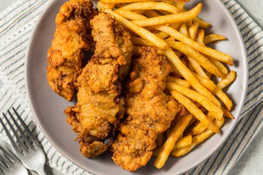 Ev yapımı Idaho Parmak Bifteği ve patates kızartması.