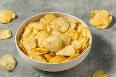 Tuzlu ev yapımı patates cipsi ve tuzlu patates kızartması.