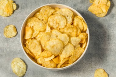 Tuzlu ev yapımı patates cipsi ve tuzlu patates kızartması.