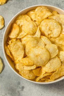 Tuzlu ev yapımı patates cipsi ve tuzlu patates kızartması.