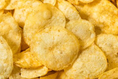 Tuzlu ev yapımı patates cipsi ve tuzlu patates kızartması.
