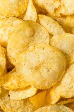 Tuzlu ev yapımı patates cipsi ve tuzlu patates kızartması.