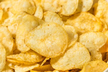 Tuzlu ev yapımı patates cipsi ve tuzlu patates kızartması.