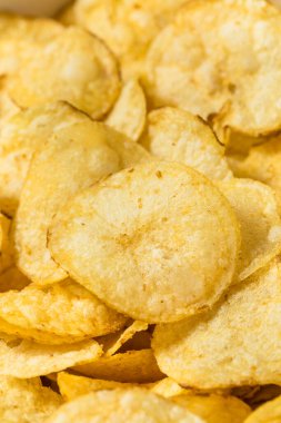 Tuzlu ev yapımı patates cipsi ve tuzlu patates kızartması.