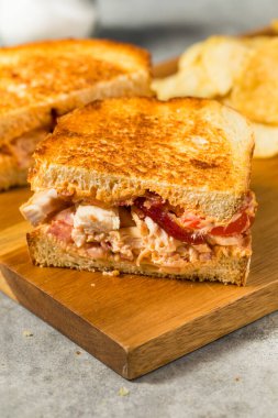 Baharatlı ev yapımı Chipotle Tavuklu Sandviç Pastırmalı ve Domatesli Panini