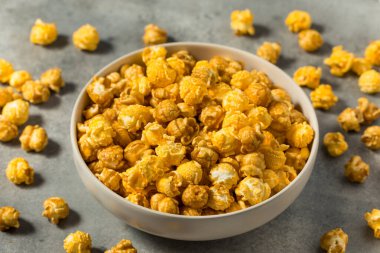 Ev yapımı Chicago usulü patlamış mısır ve karamel ve peynir.