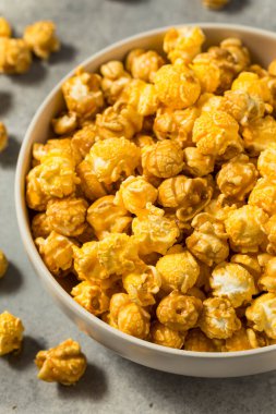 Ev yapımı Chicago usulü patlamış mısır ve karamel ve peynir.